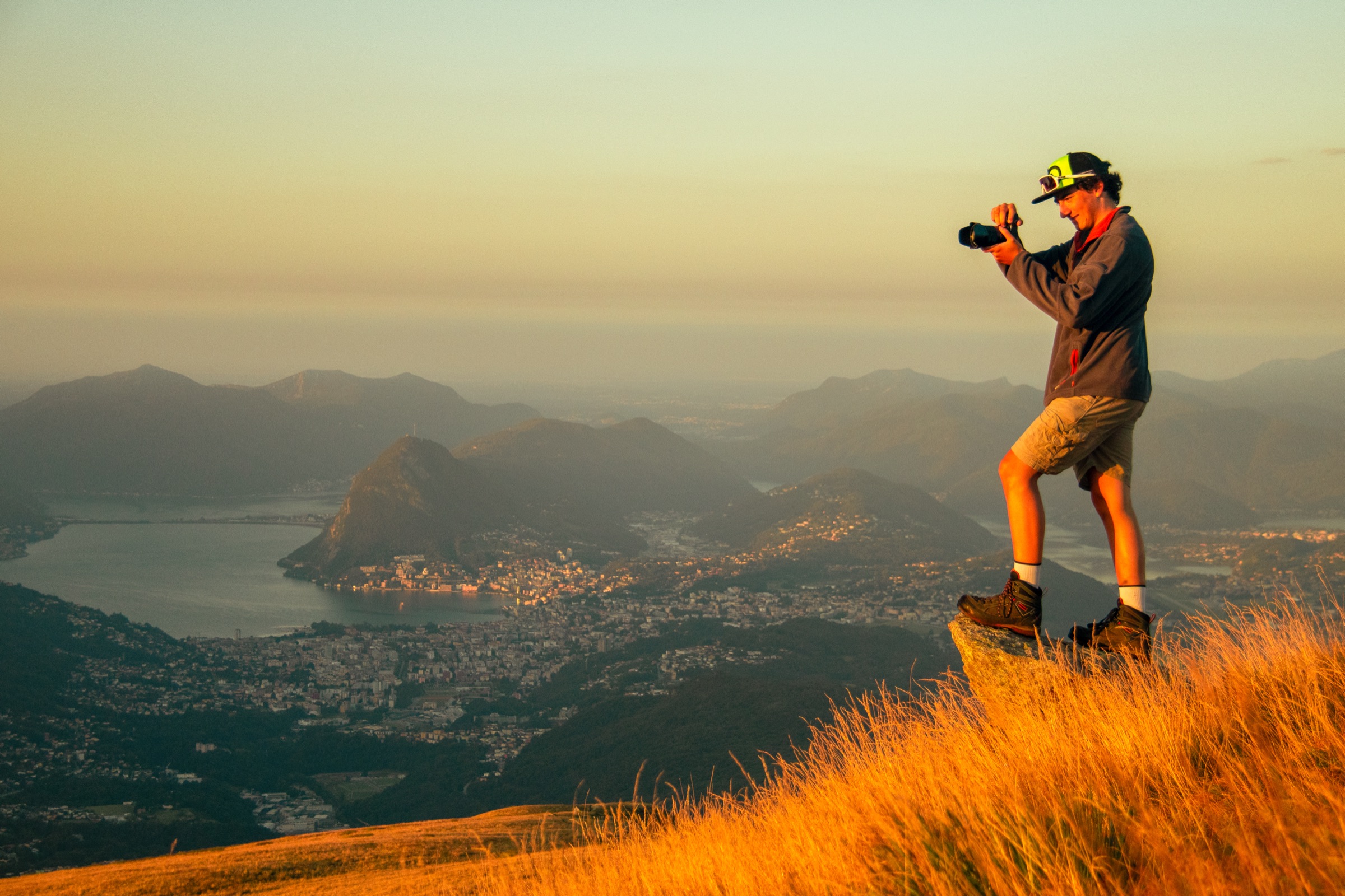 Ramon Fitze, fotografo, scatta al tramonto sopra Lugano, Ticino