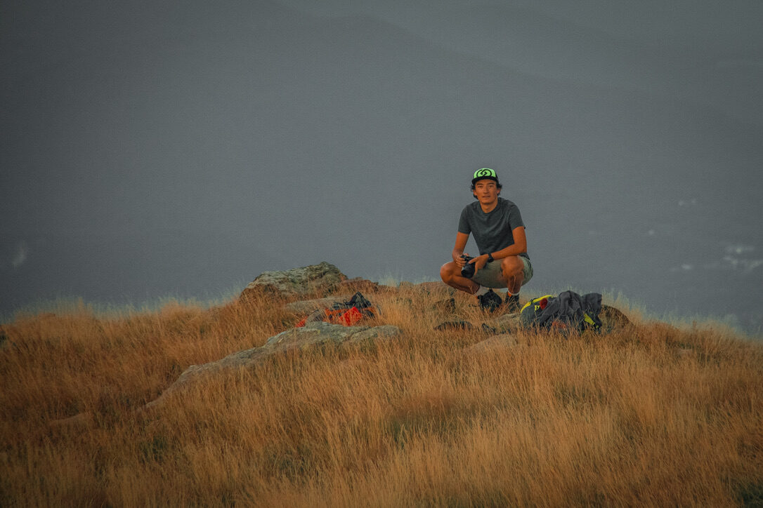 Ramon Fitze, fotografo, in vetta con l'attrezzatura fotografica, Ticino